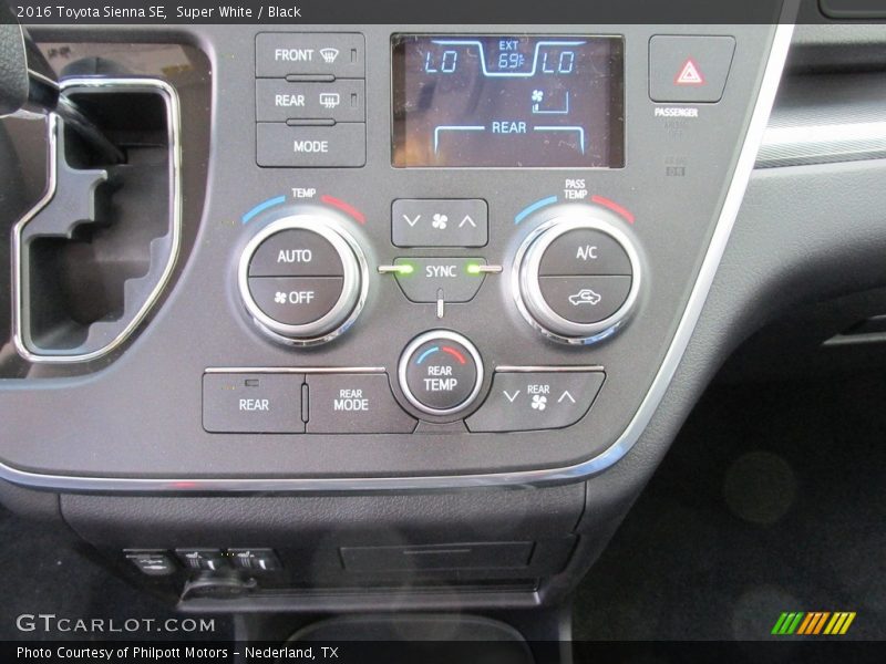 Super White / Black 2016 Toyota Sienna SE