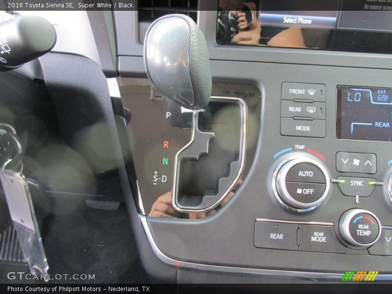 Super White / Black 2016 Toyota Sienna SE