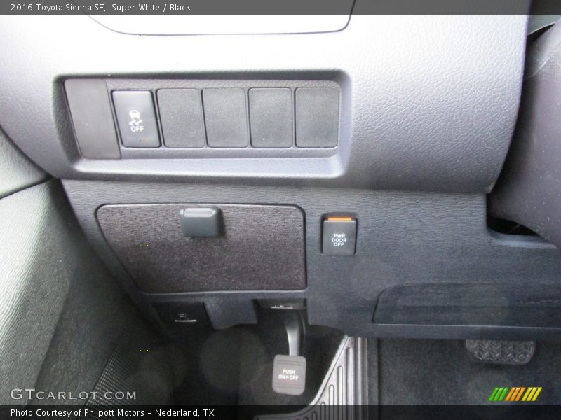 Super White / Black 2016 Toyota Sienna SE