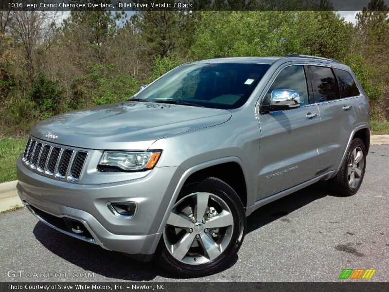 Front 3/4 View of 2016 Grand Cherokee Overland