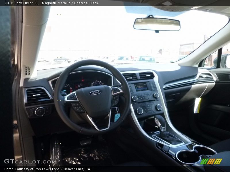 Magnetic Metallic / Charcoal Black 2016 Ford Fusion SE