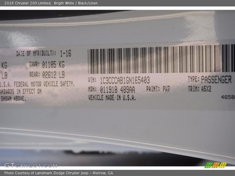 Bright White / Black/Linen 2016 Chrysler 200 Limited