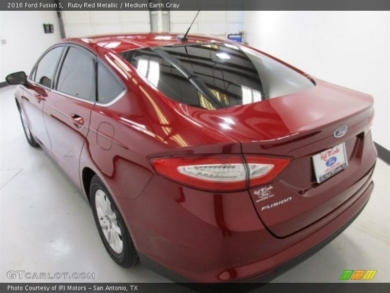 Ruby Red Metallic / Medium Earth Gray 2016 Ford Fusion S