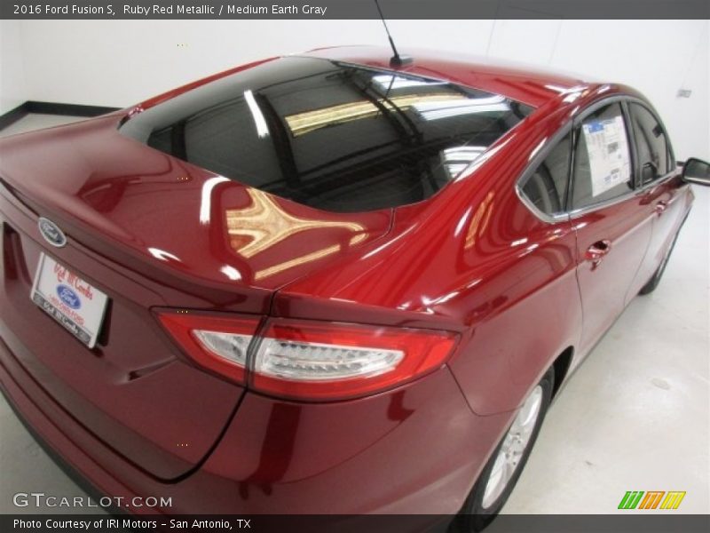 Ruby Red Metallic / Medium Earth Gray 2016 Ford Fusion S