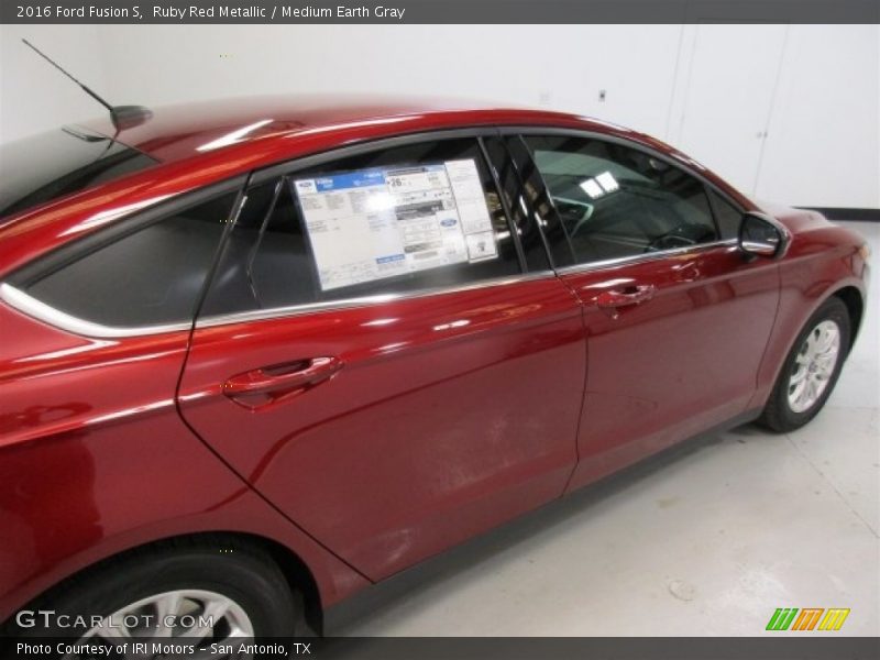 Ruby Red Metallic / Medium Earth Gray 2016 Ford Fusion S