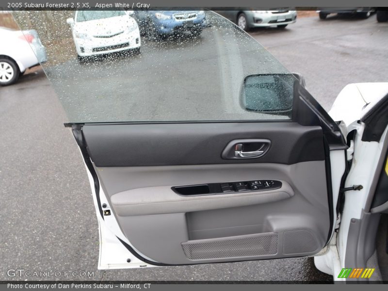 Aspen White / Gray 2005 Subaru Forester 2.5 XS