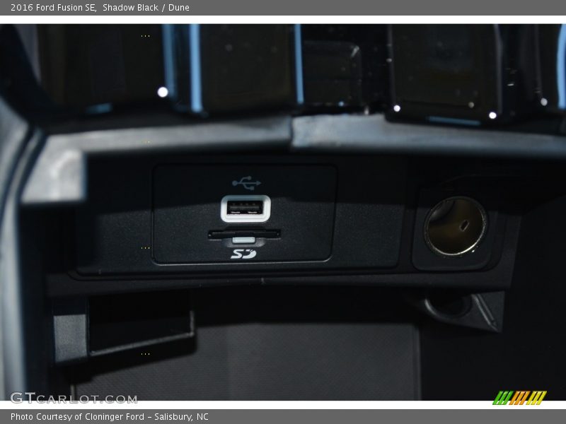 Shadow Black / Dune 2016 Ford Fusion SE