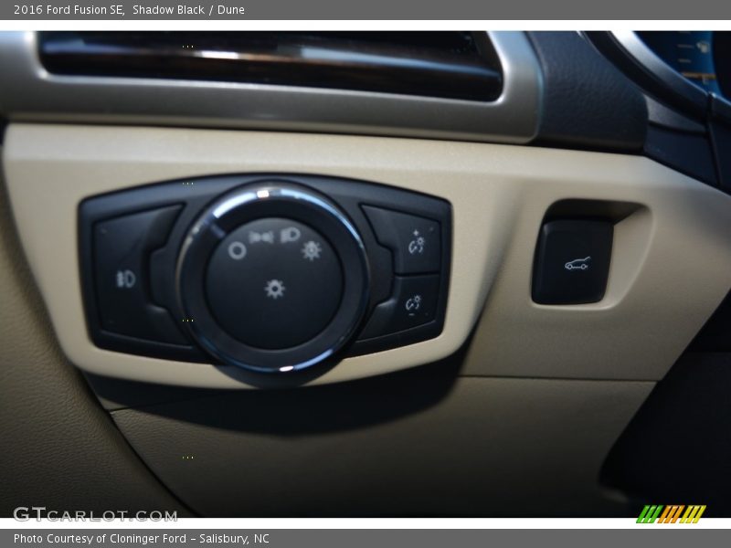 Shadow Black / Dune 2016 Ford Fusion SE