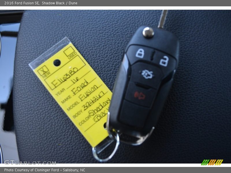 Shadow Black / Dune 2016 Ford Fusion SE