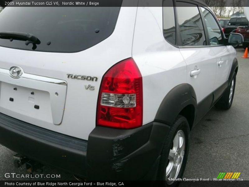 Nordic White / Beige 2005 Hyundai Tucson GLS V6