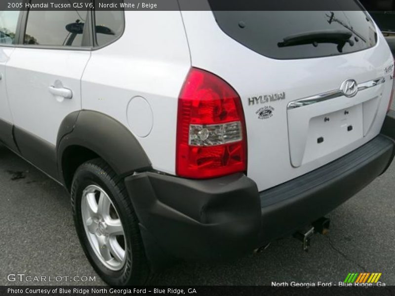 Nordic White / Beige 2005 Hyundai Tucson GLS V6