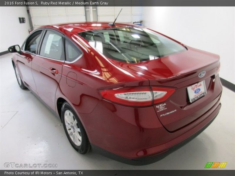 Ruby Red Metallic / Medium Earth Gray 2016 Ford Fusion S