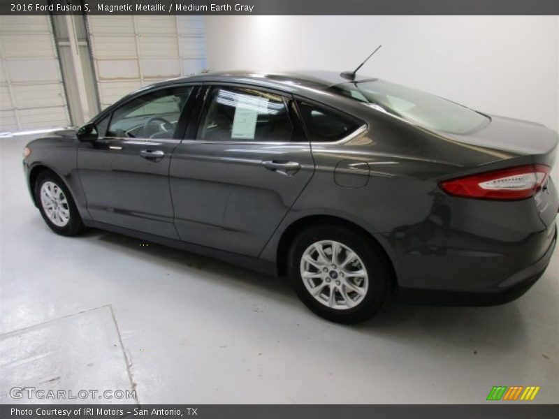 Magnetic Metallic / Medium Earth Gray 2016 Ford Fusion S