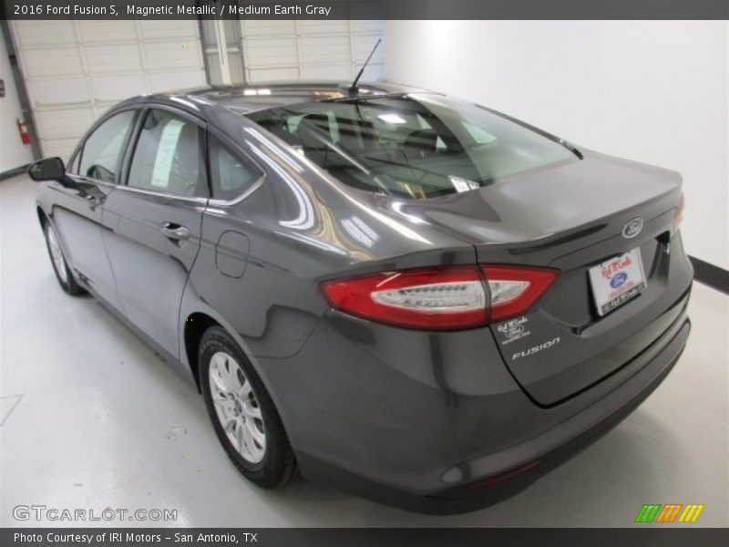 Magnetic Metallic / Medium Earth Gray 2016 Ford Fusion S