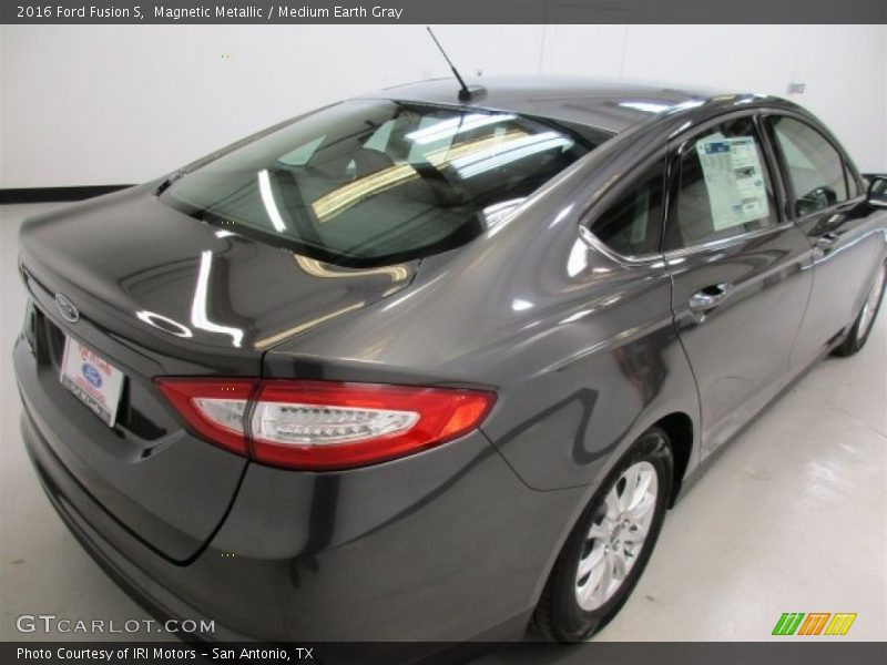 Magnetic Metallic / Medium Earth Gray 2016 Ford Fusion S