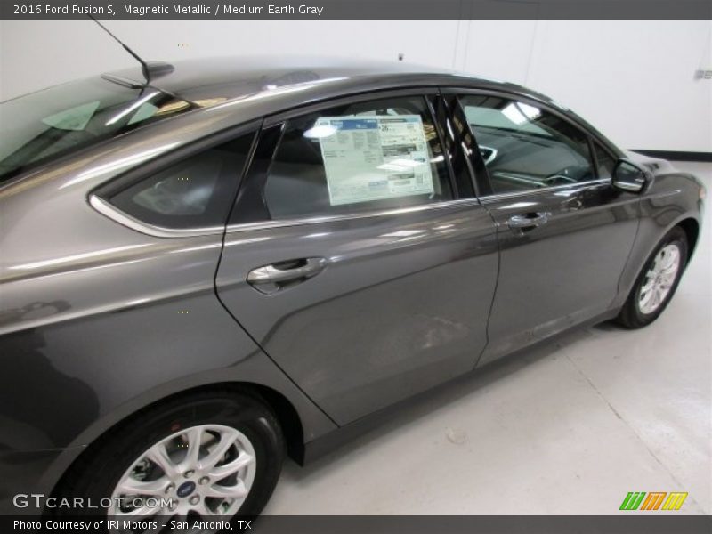 Magnetic Metallic / Medium Earth Gray 2016 Ford Fusion S