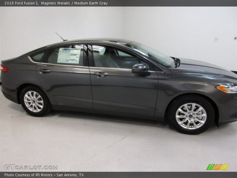 Magnetic Metallic / Medium Earth Gray 2016 Ford Fusion S