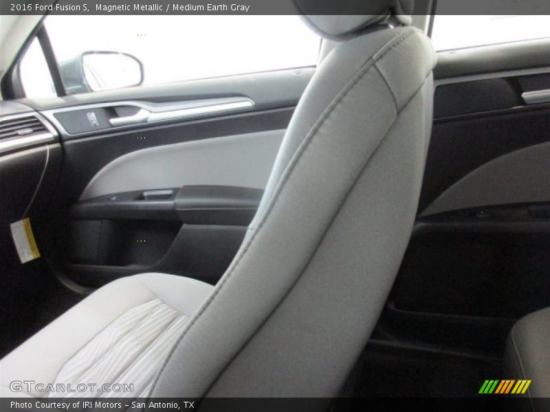 Magnetic Metallic / Medium Earth Gray 2016 Ford Fusion S