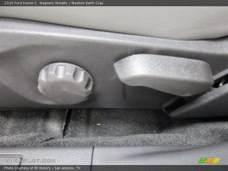 Magnetic Metallic / Medium Earth Gray 2016 Ford Fusion S