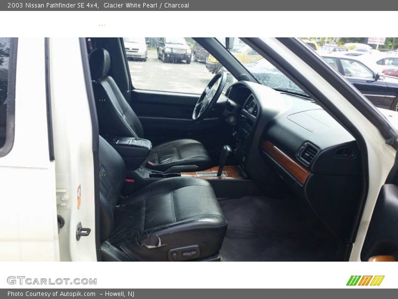 Glacier White Pearl / Charcoal 2003 Nissan Pathfinder SE 4x4