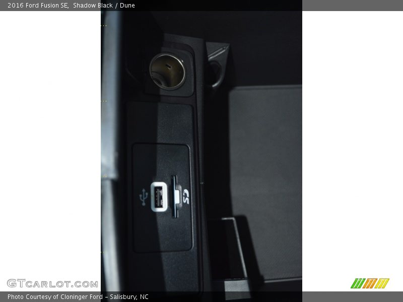 Shadow Black / Dune 2016 Ford Fusion SE