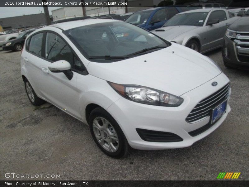 Oxford White / Medium Light Stone 2016 Ford Fiesta SE Hatchback