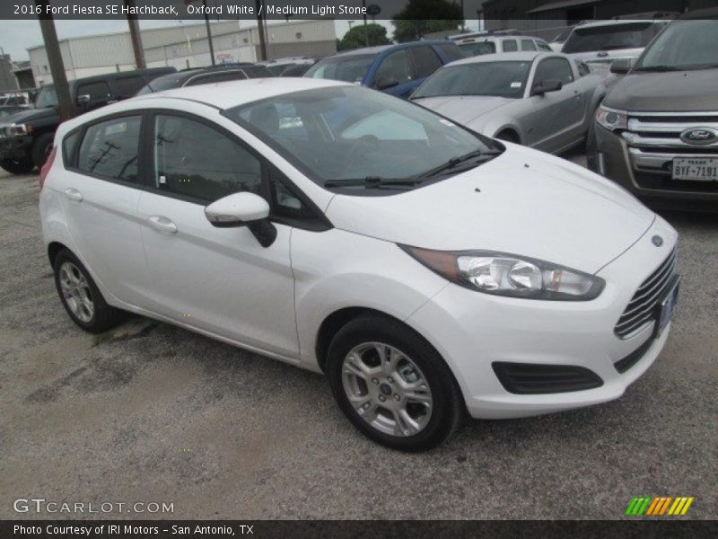 Front 3/4 View of 2016 Fiesta SE Hatchback
