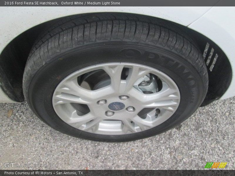 Oxford White / Medium Light Stone 2016 Ford Fiesta SE Hatchback