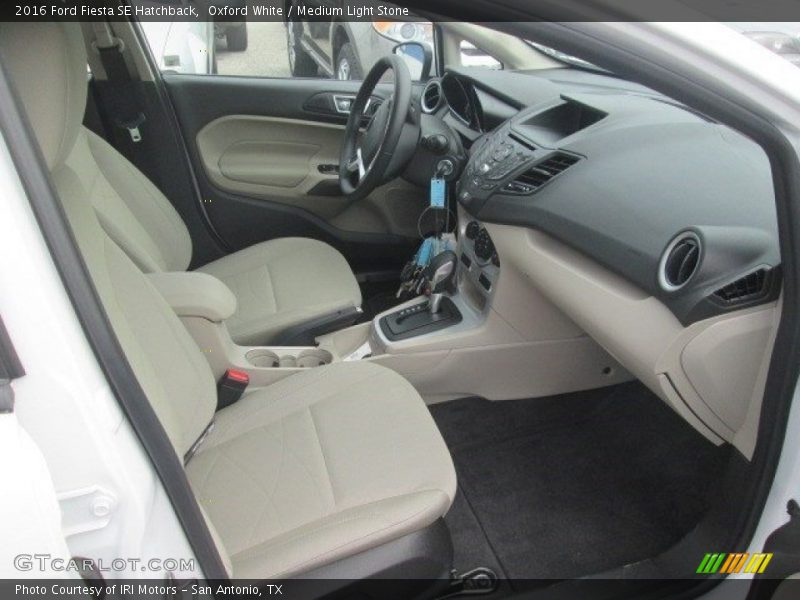 Oxford White / Medium Light Stone 2016 Ford Fiesta SE Hatchback