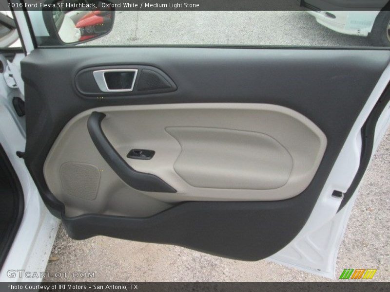 Oxford White / Medium Light Stone 2016 Ford Fiesta SE Hatchback
