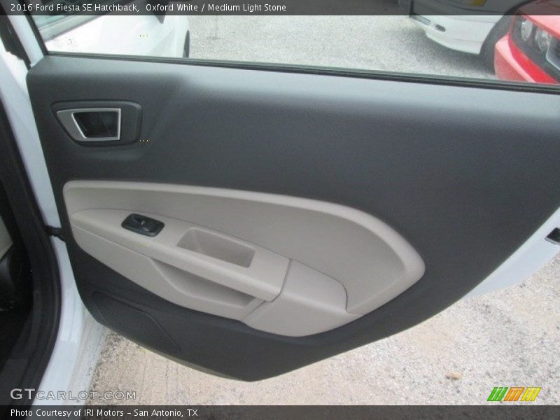 Oxford White / Medium Light Stone 2016 Ford Fiesta SE Hatchback