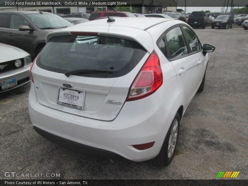 Oxford White / Medium Light Stone 2016 Ford Fiesta SE Hatchback