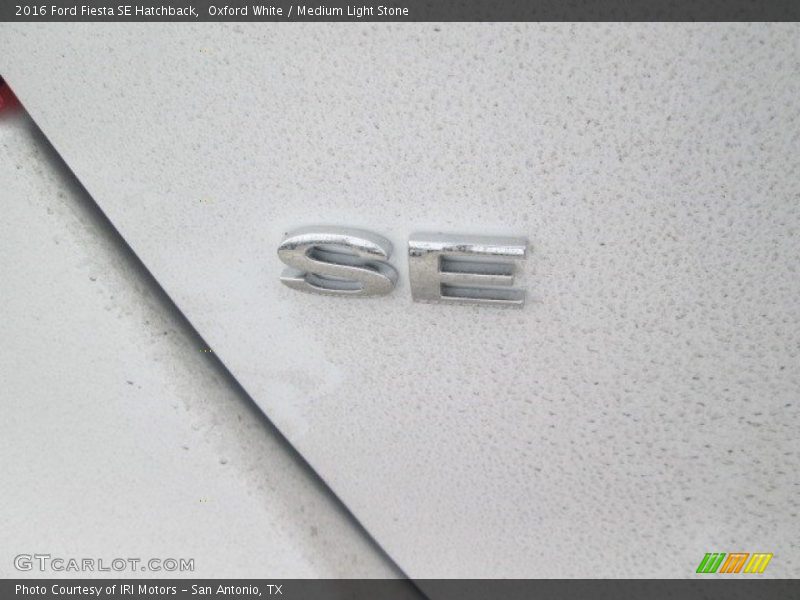 Oxford White / Medium Light Stone 2016 Ford Fiesta SE Hatchback