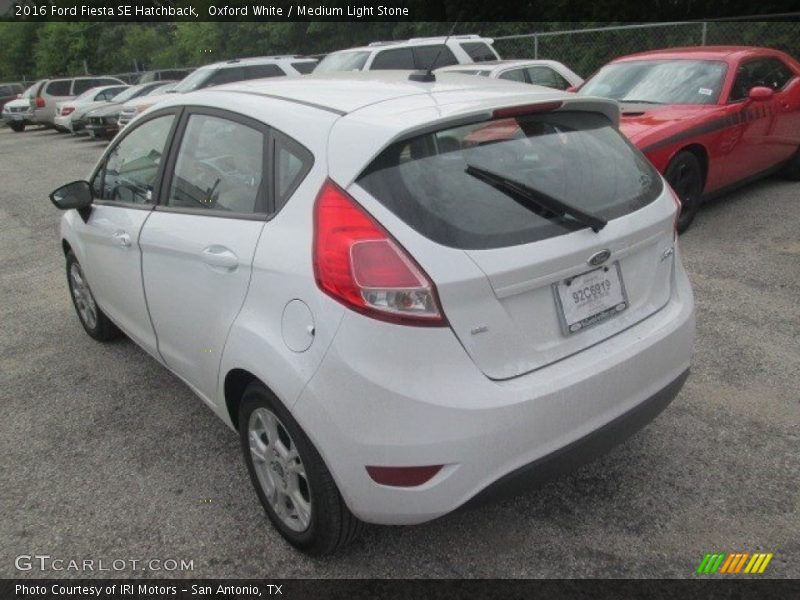 Oxford White / Medium Light Stone 2016 Ford Fiesta SE Hatchback