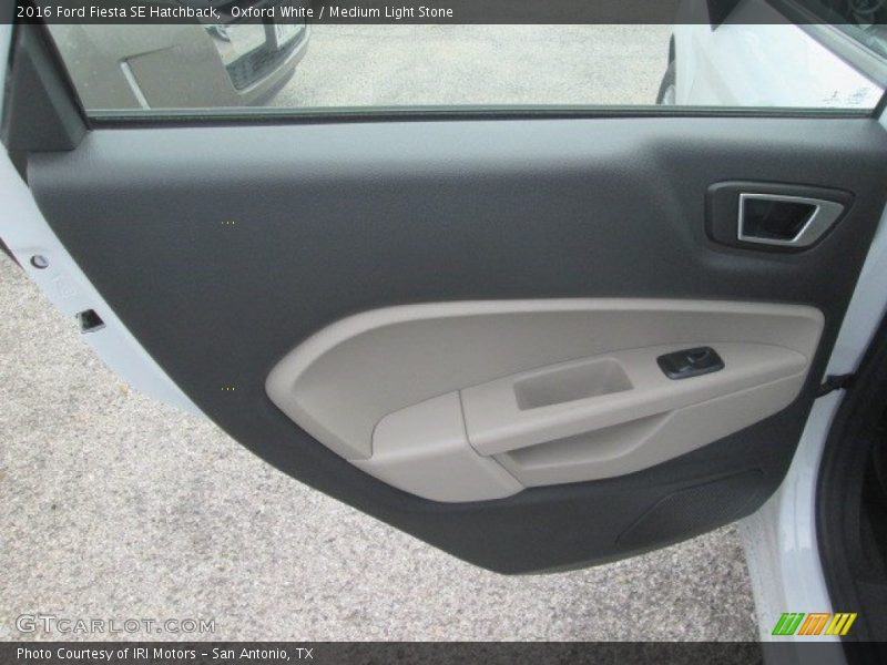Oxford White / Medium Light Stone 2016 Ford Fiesta SE Hatchback