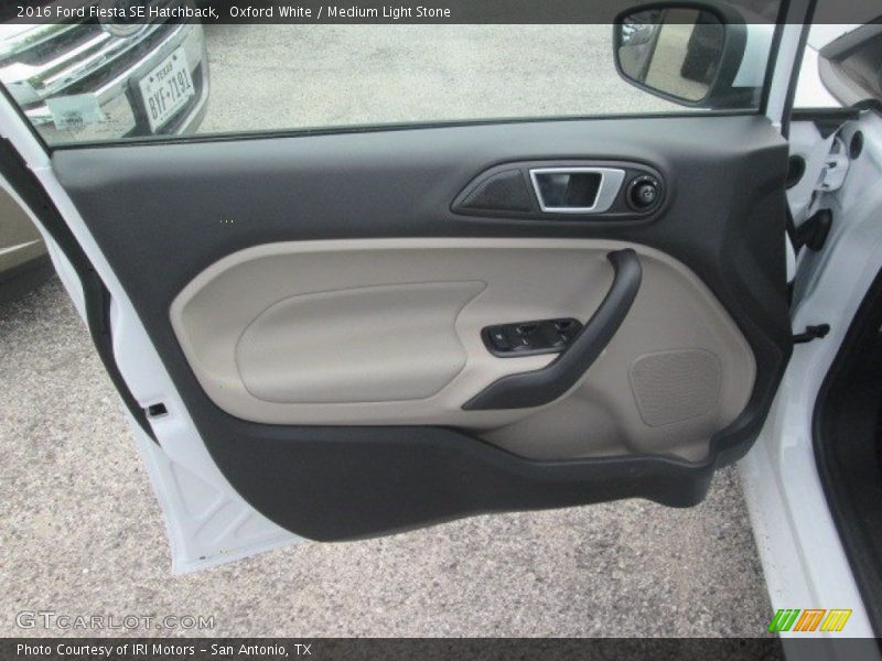Oxford White / Medium Light Stone 2016 Ford Fiesta SE Hatchback