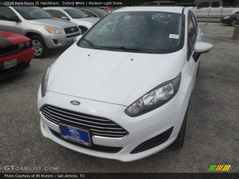 Oxford White / Medium Light Stone 2016 Ford Fiesta SE Hatchback