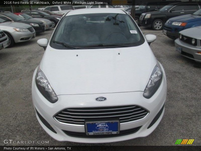 Oxford White / Medium Light Stone 2016 Ford Fiesta SE Hatchback