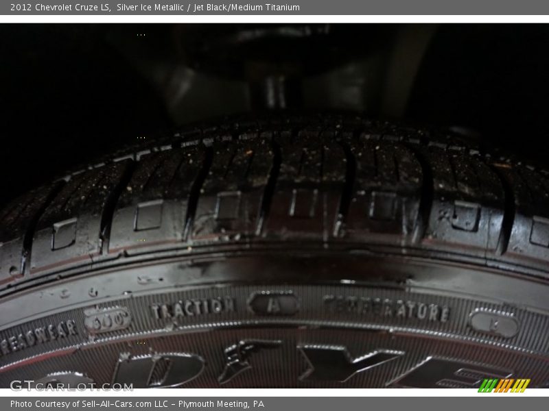 Silver Ice Metallic / Jet Black/Medium Titanium 2012 Chevrolet Cruze LS