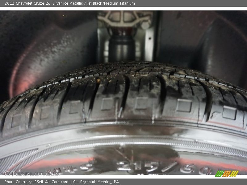 Silver Ice Metallic / Jet Black/Medium Titanium 2012 Chevrolet Cruze LS