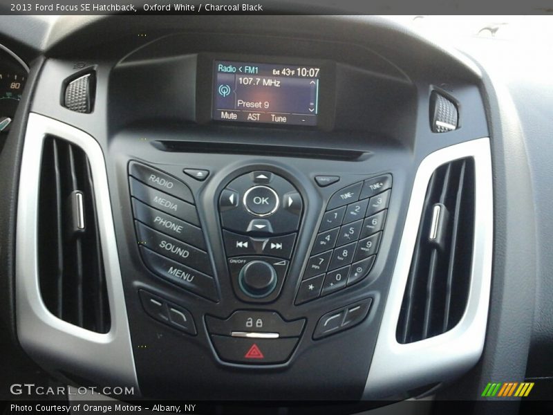 Oxford White / Charcoal Black 2013 Ford Focus SE Hatchback