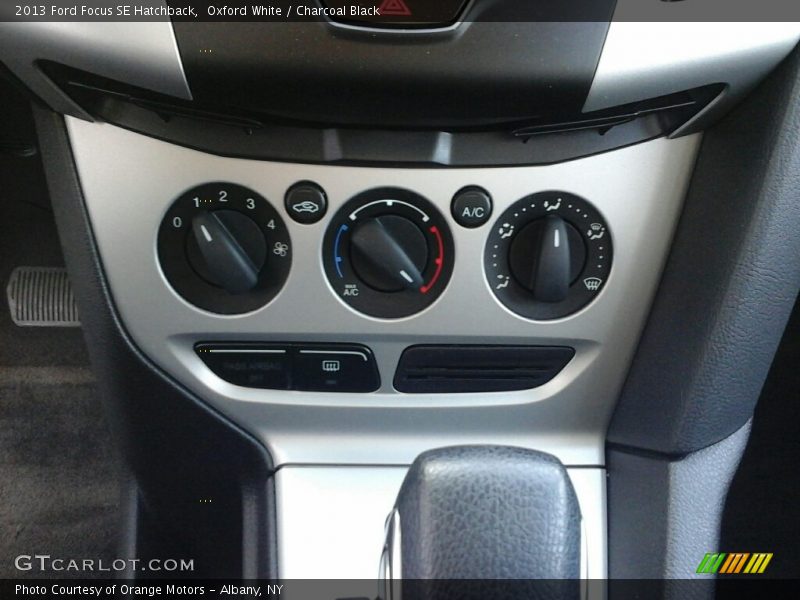 Oxford White / Charcoal Black 2013 Ford Focus SE Hatchback