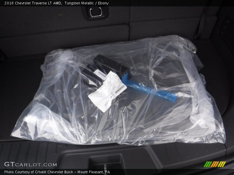 Tungsten Metallic / Ebony 2016 Chevrolet Traverse LT AWD