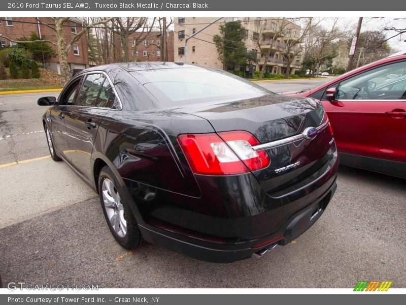 Tuxedo Black Metallic / Charcoal Black 2010 Ford Taurus SEL AWD