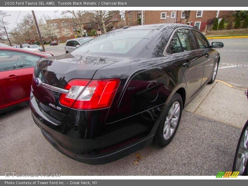 Tuxedo Black Metallic / Charcoal Black 2010 Ford Taurus SEL AWD