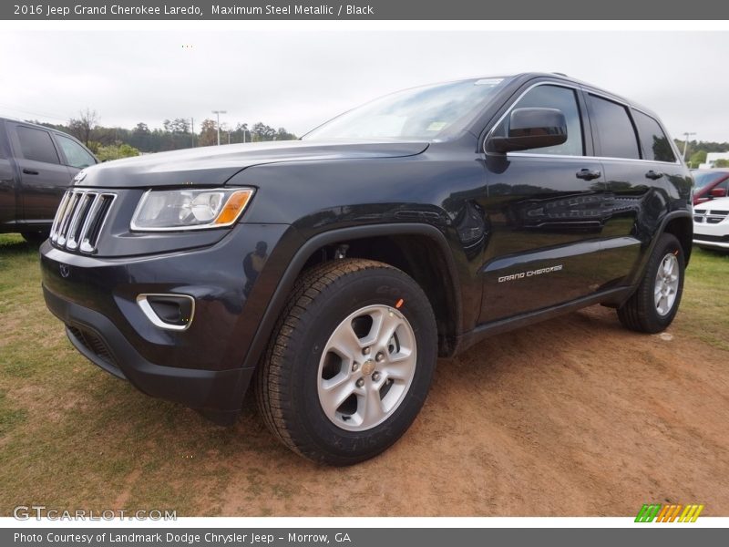 Front 3/4 View of 2016 Grand Cherokee Laredo