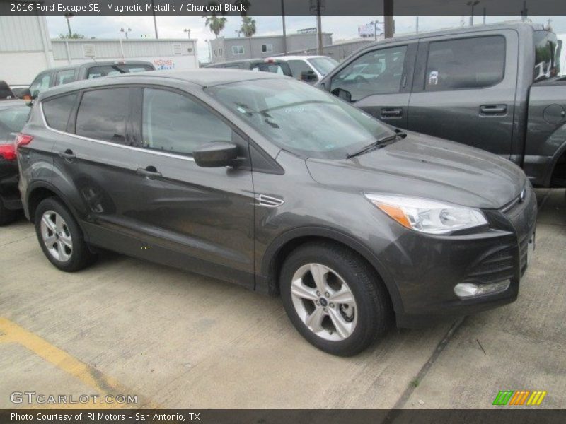 Magnetic Metallic / Charcoal Black 2016 Ford Escape SE