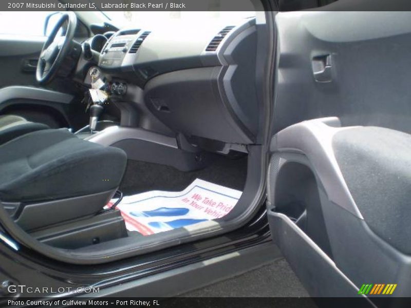 Labrador Black Pearl / Black 2007 Mitsubishi Outlander LS