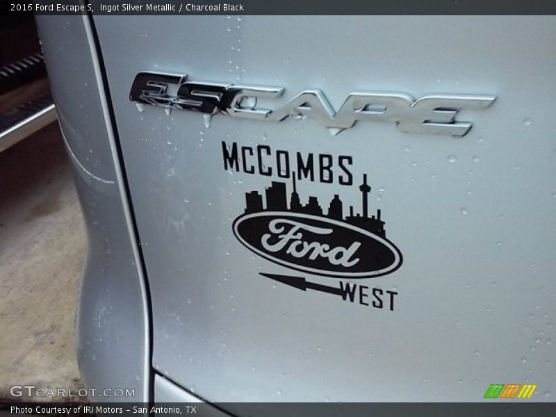 Ingot Silver Metallic / Charcoal Black 2016 Ford Escape S