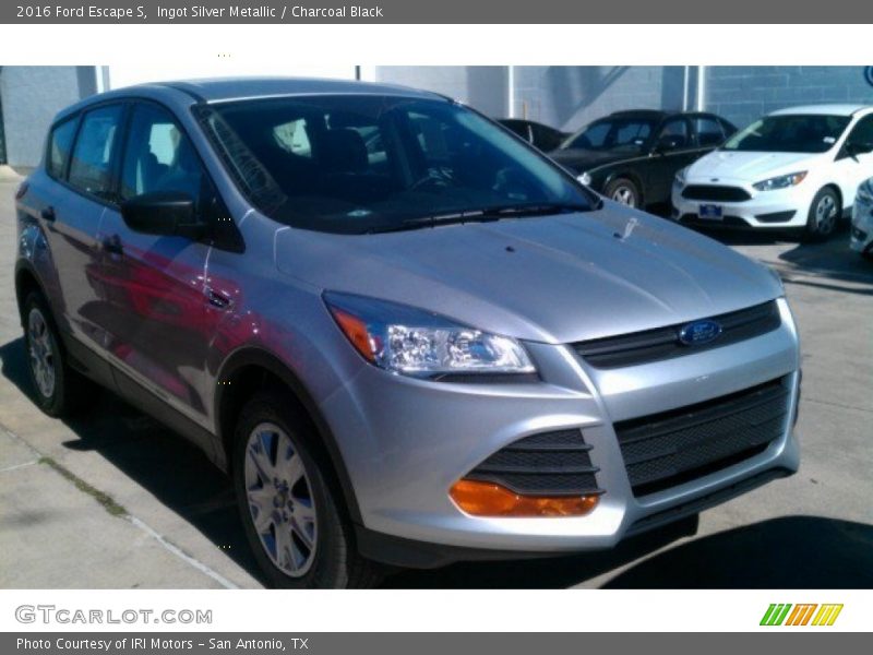 Ingot Silver Metallic / Charcoal Black 2016 Ford Escape S